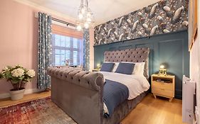 The Secret Garden, Donaghadee - The Hideaway - Lavish 3-Dbr & Stylish 5-Beds - Sleep 7 - Hi-Speed Wi-Fi - Parking - Hot Tub - Garden